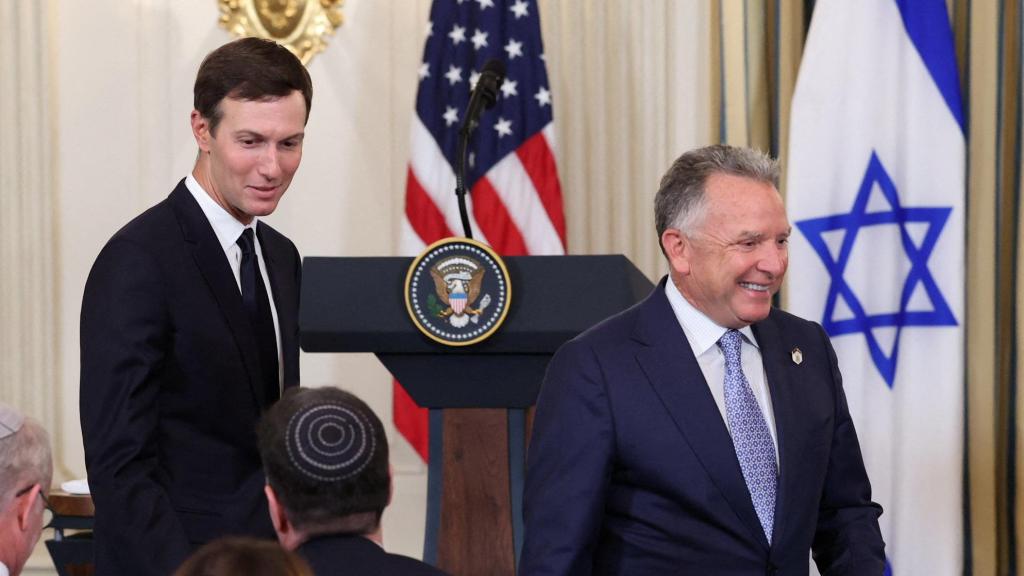 El yerno de Donald Trump, Jared Kushner, junto al enviado especial de EEUU a Oriente Próximo, Steve Witkoff.