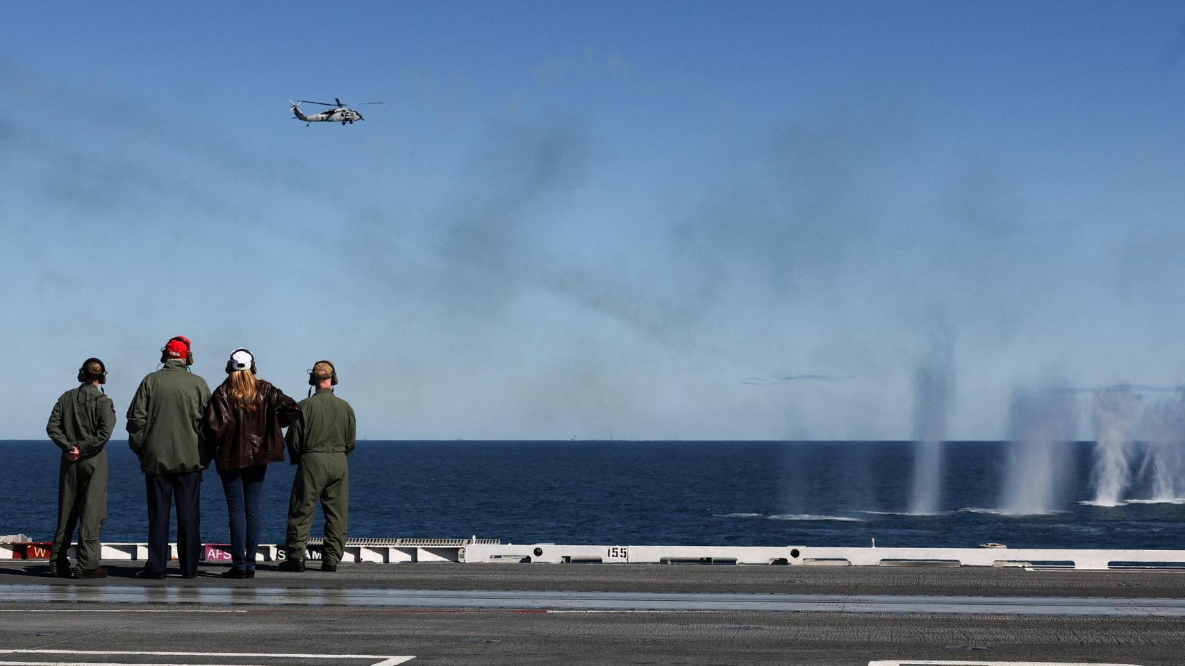 El presidente de EEUU, Donald Trump, observa unas maniobras militares a bordo del portaaviones George H. W. Bush.