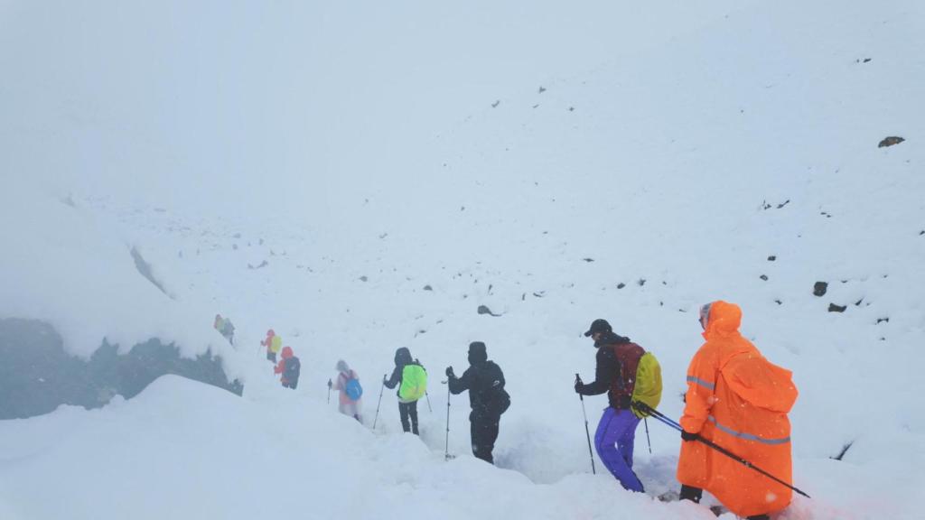 Excursionistas siendo evacuados por las tormentas en el Tíbet.