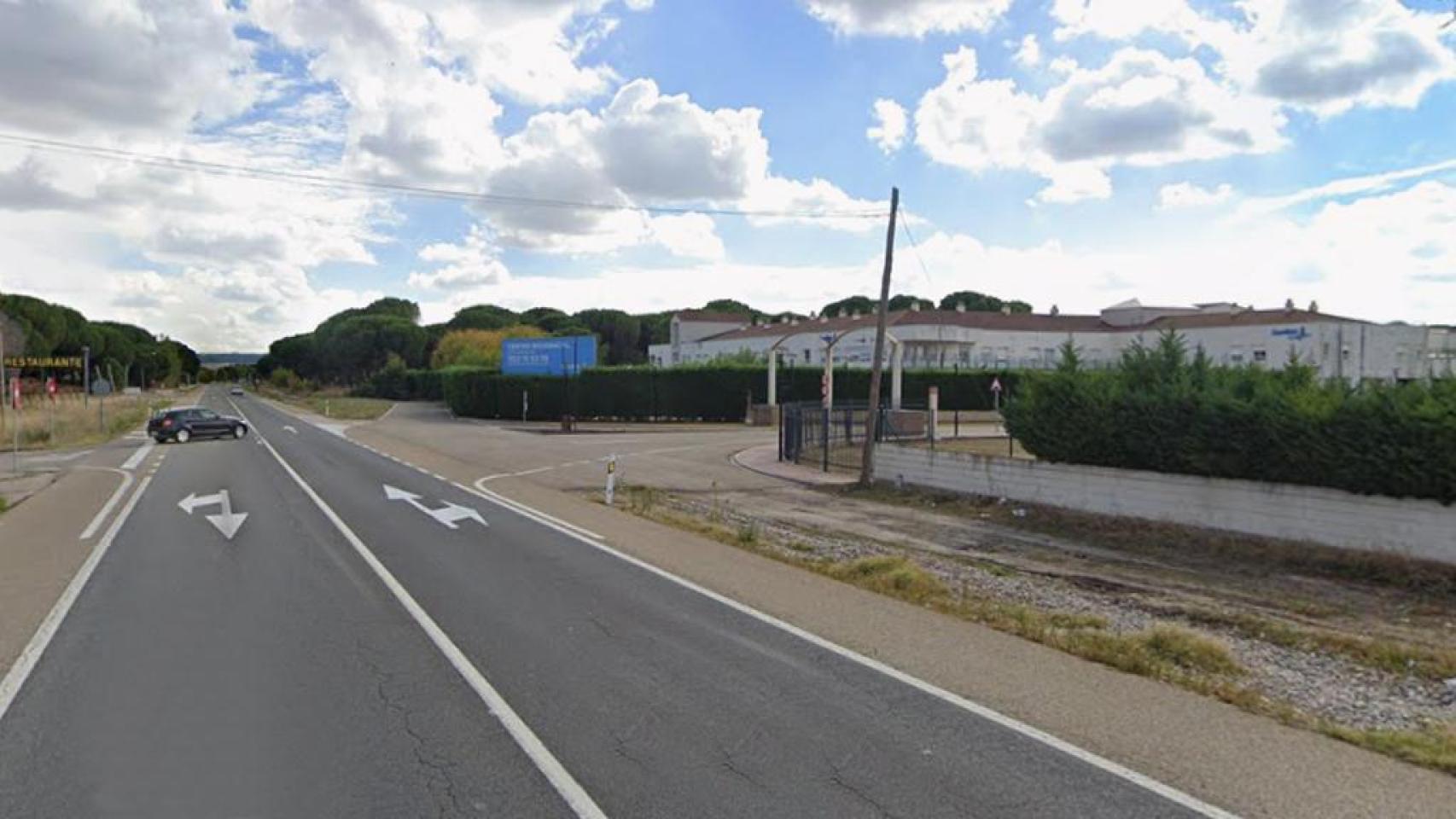 Imagen de la N-601 en el cruce con la Urbanización Las Fuentes