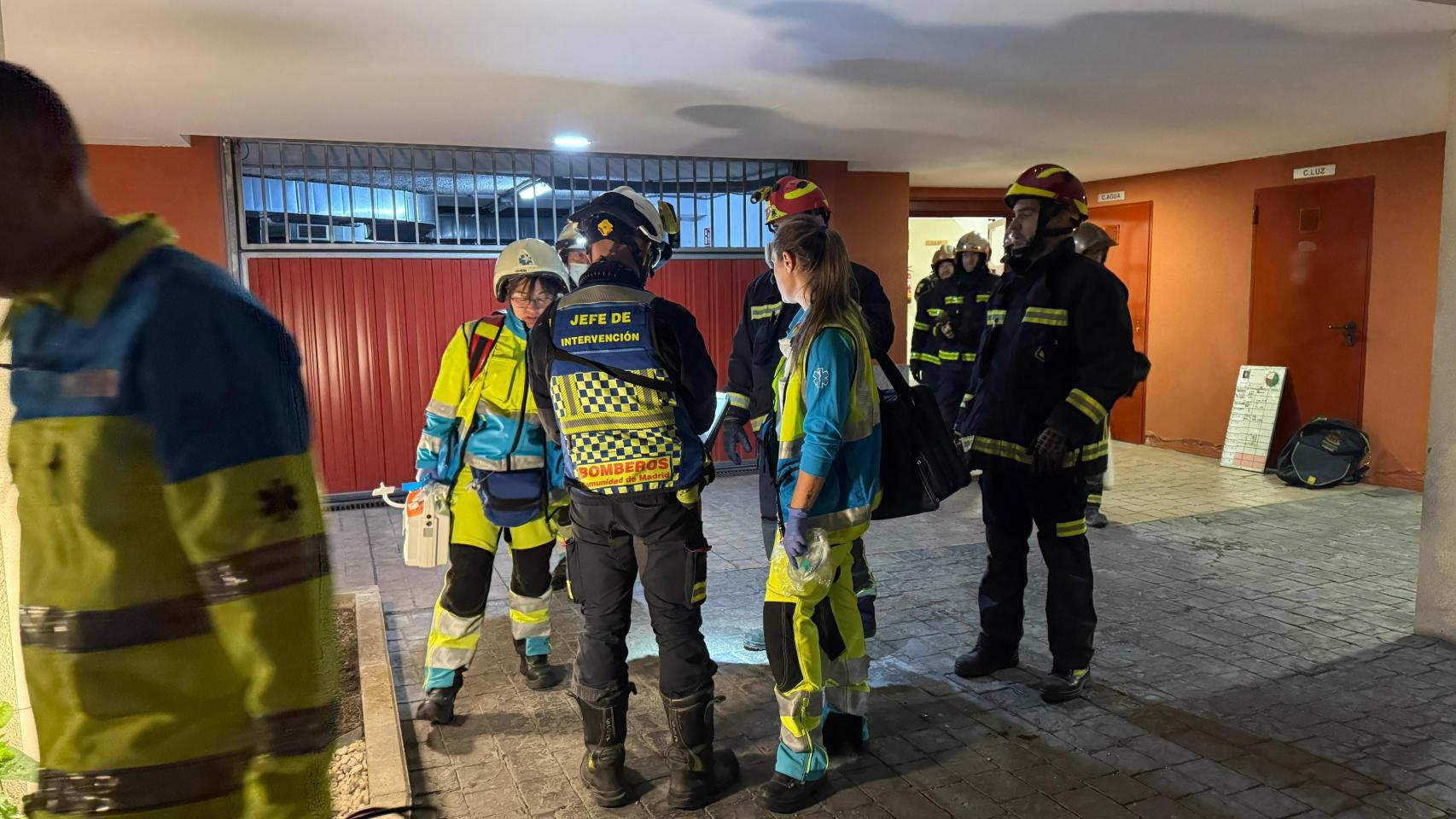Los bomberos y el Summa 112 en Collado Villalba.