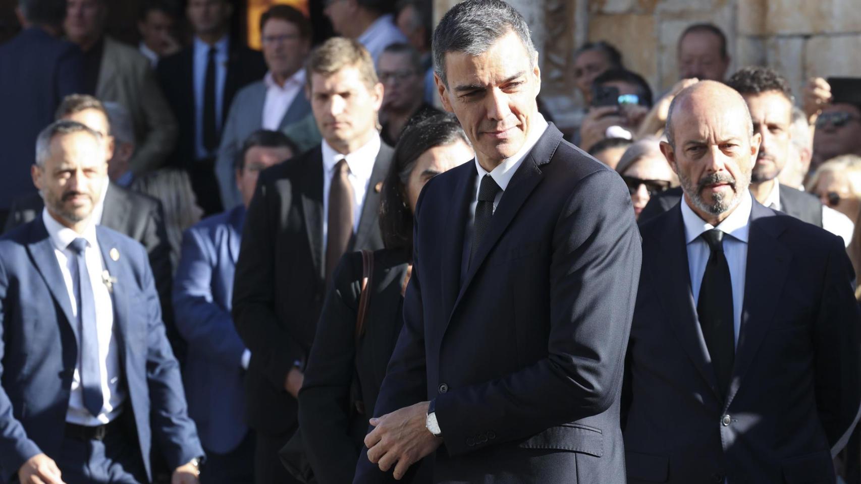 Sánchez ensalza a Vara en su funeral tras haberse referido a él como  impresentable  y  petardo  en wasaps con Ábalos