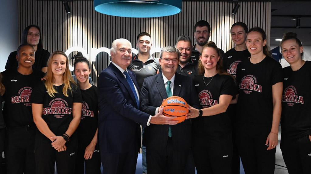 José Bogas, consejero delegado de Endesa; Juan Mari Aburto, alcalde de Bilbao; y el equipo femenino Lointek Gernika Bizkaia, durante la inauguración de la tienda Endesa de Bilbao.