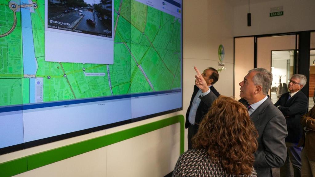 Imagen de archivo de José Luis Sanz, alcalde de Sevilla, en el centro de control de Emasesa.