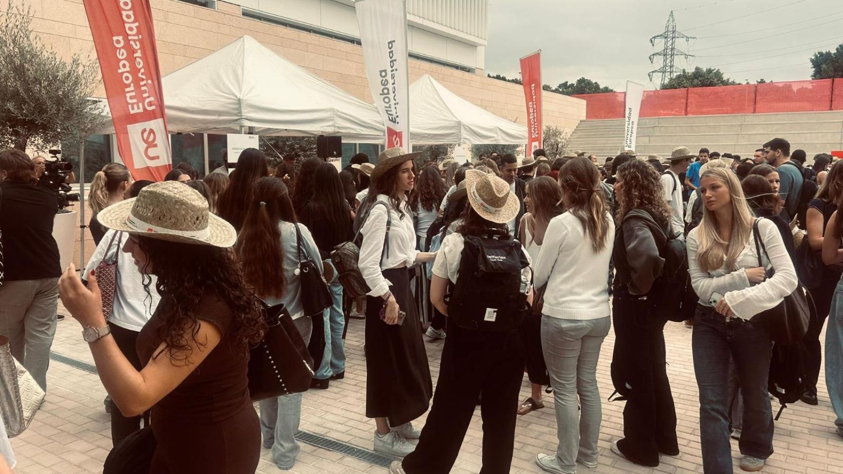 Un grupo de estudiantes en el inicio de las clases de la Universidad Europea en Málaga.