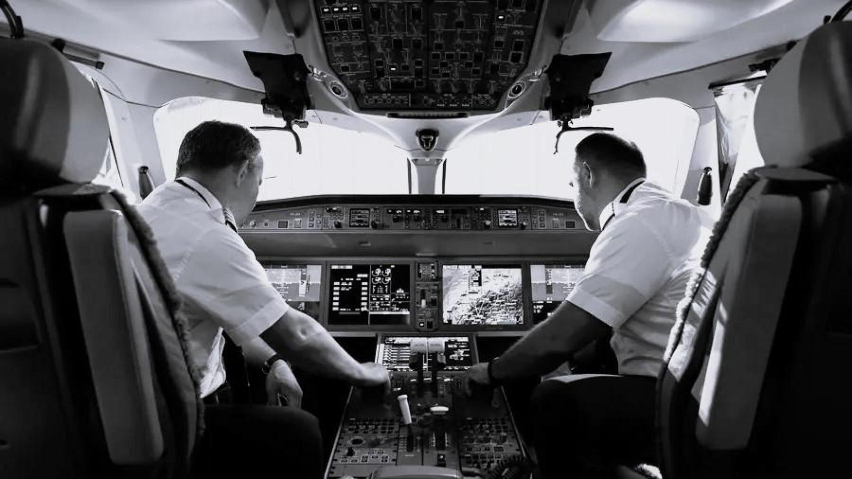 Vista de la cabina de un avión.