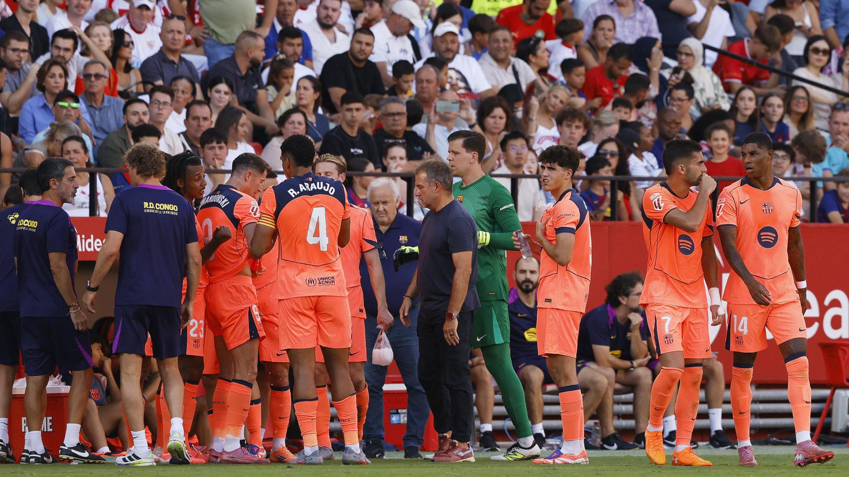 Los jugadores del Barça, en la pausa de hidratación durante el partido ante el Sevilla.