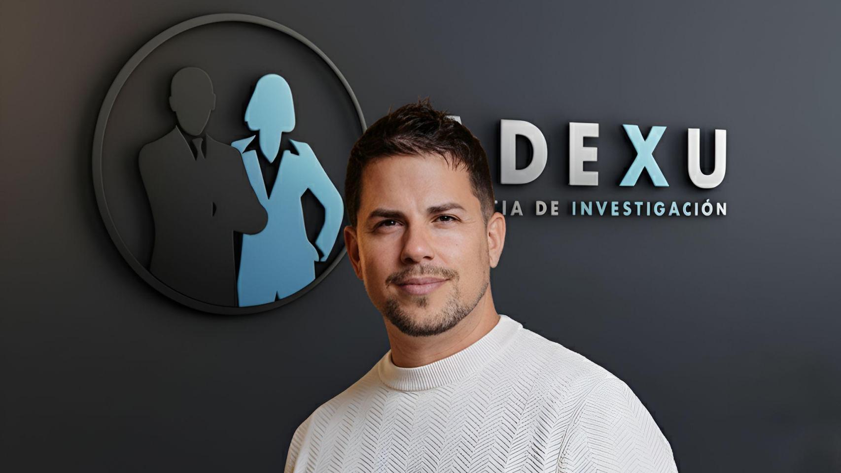 Francisco Benito Vicente, detective privado y director de Adexu, con un fondo generado por IA con el logo de su agencia de investigación