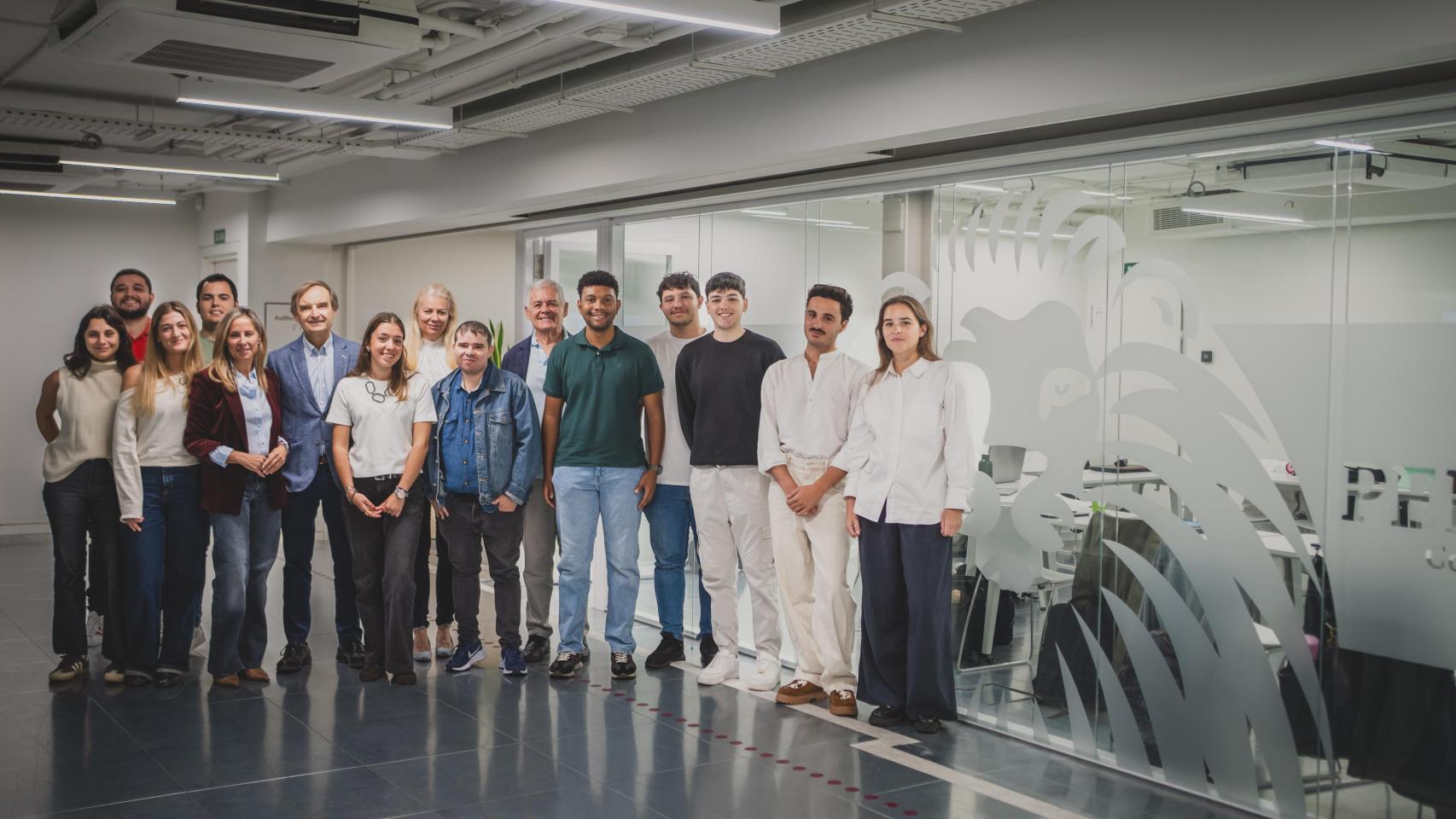 De izquierda a derecha, los asistentes a la inauguración del Máster de Periodismo de EL ESPAÑOL: Guillermina, Gustavo, Eva, Jaime, Fernanda, el director del posgrado, Miguel Ángel Mellado; Lucía, Kitti, Sandro, Luis, Cristian, Fernando, Gerard, Matéo y Mar.
