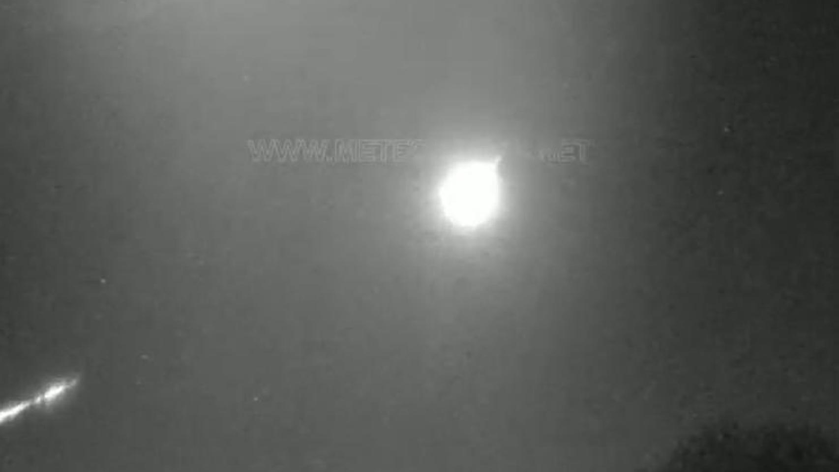 Imagen de la bola de fuego captada en la madrugada de este lunes.