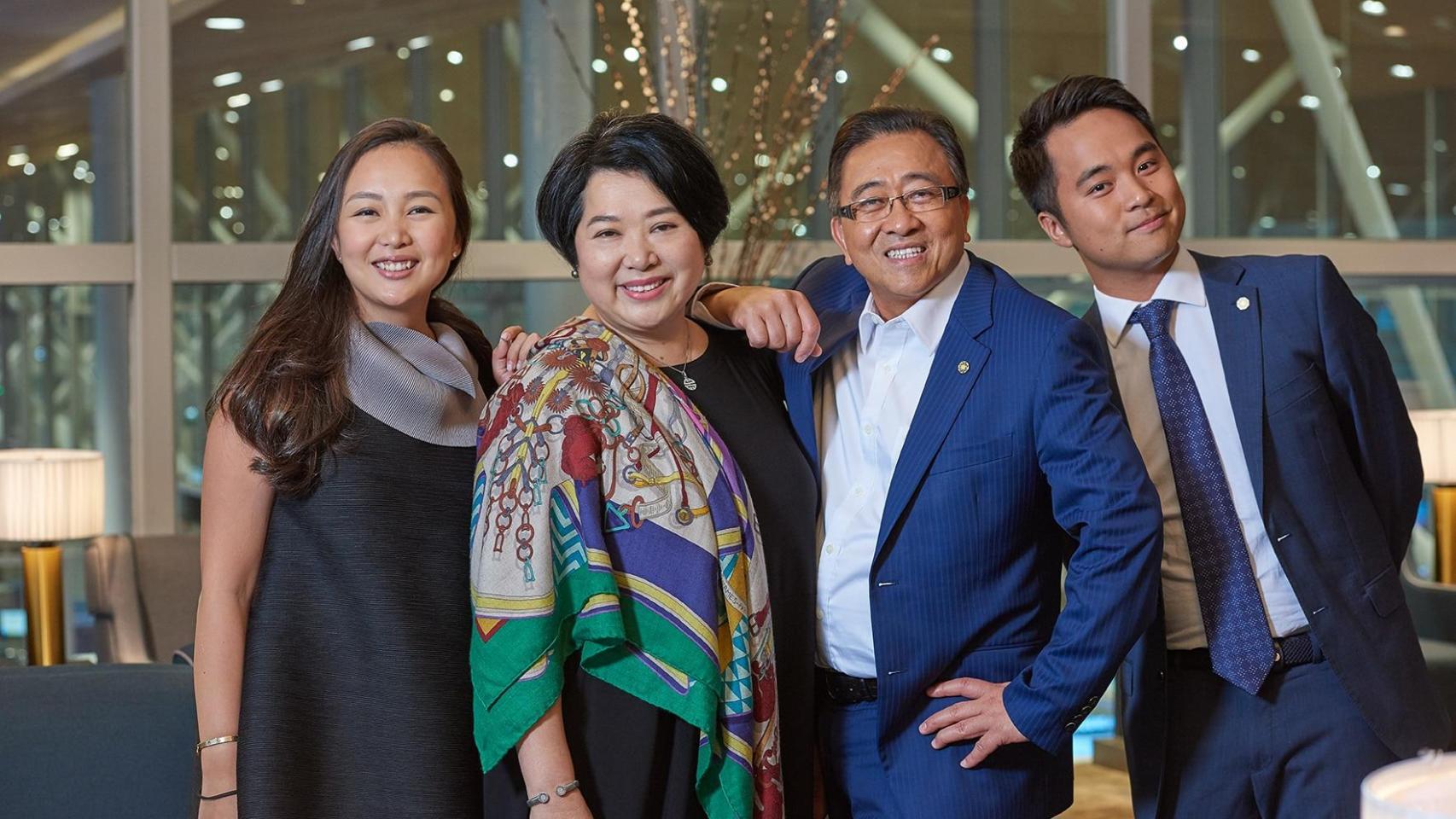 Song Hoi See (el tercero desde la izquierda) junto a sus dos hijos y su esposa.