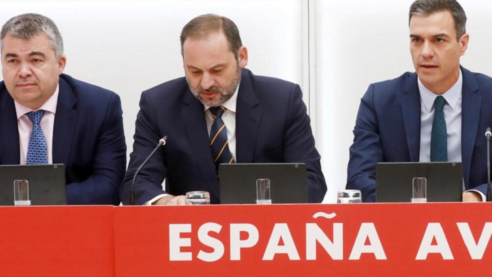 Santos Cerdán, José Luis Ábalos y Pedro Sánchez, en una reunión de la dirección del PSOE.