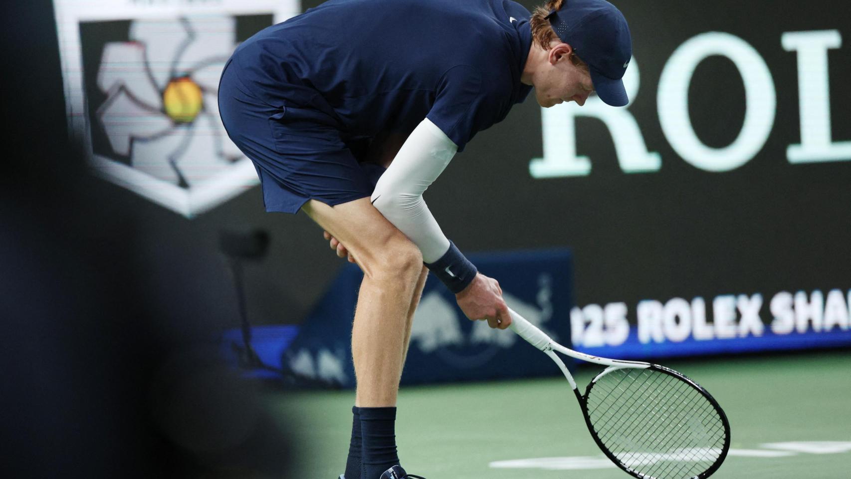 Jannik Sinner abandona con problemas físicos en Shanghái