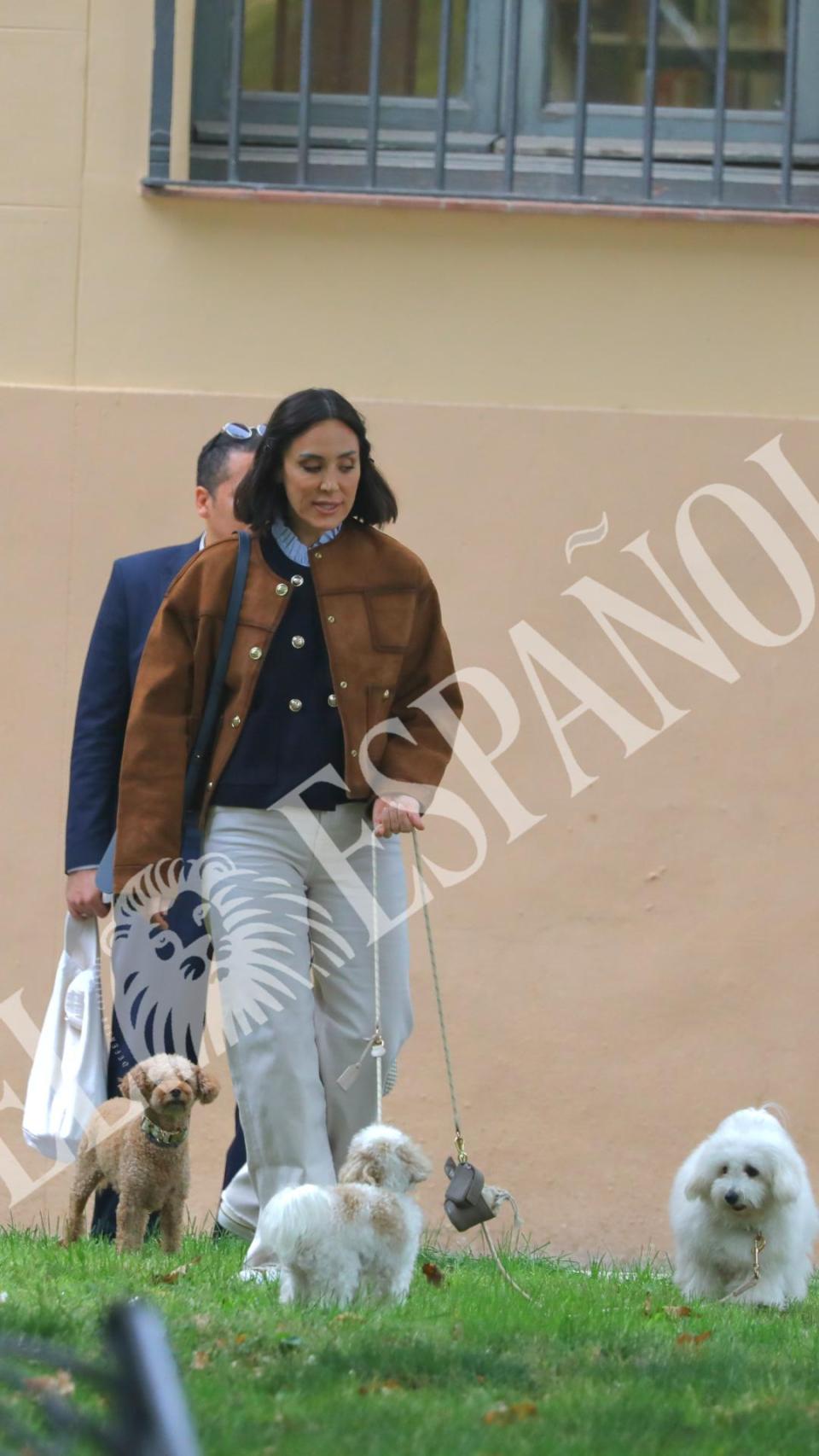 Tamara Falcó y sus mascotas en un parque de Aranjuez.