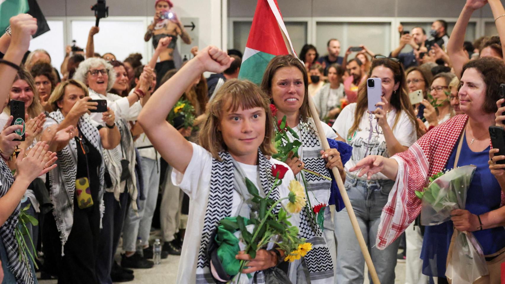 La activista sueca Greta Thunberg, quien formó parte de la Flotilla Global Sumud, a su llegada al aeropuerto de Atenas tras ser deportada por Israel.