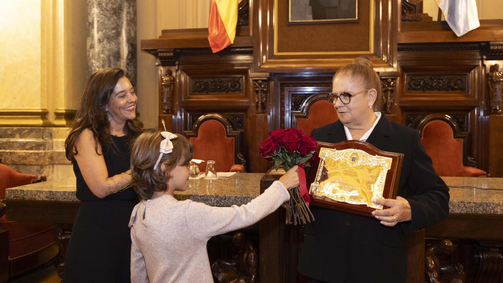 Imagen del acto de nombramiento de Rosa Otero como hija adoptiva.