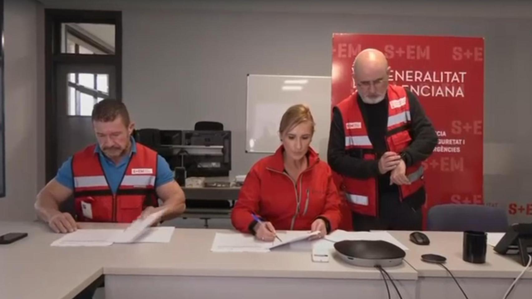 Salomé Pradas, junto a Emilio Argüeso y Jorge Suárez en la mañana de la dana. EE