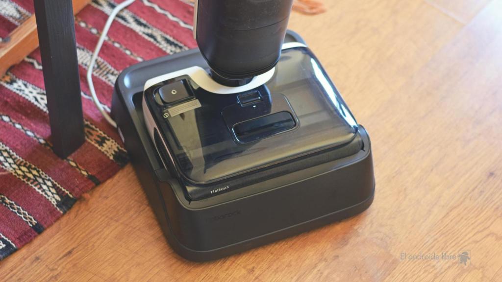 Roborock F25 LT colocado en su estación de carga