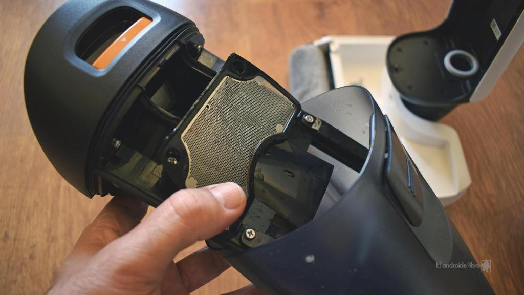 Así de fácil se desmonta para sacar el depósito de agua sucia del Roborock F25 LT