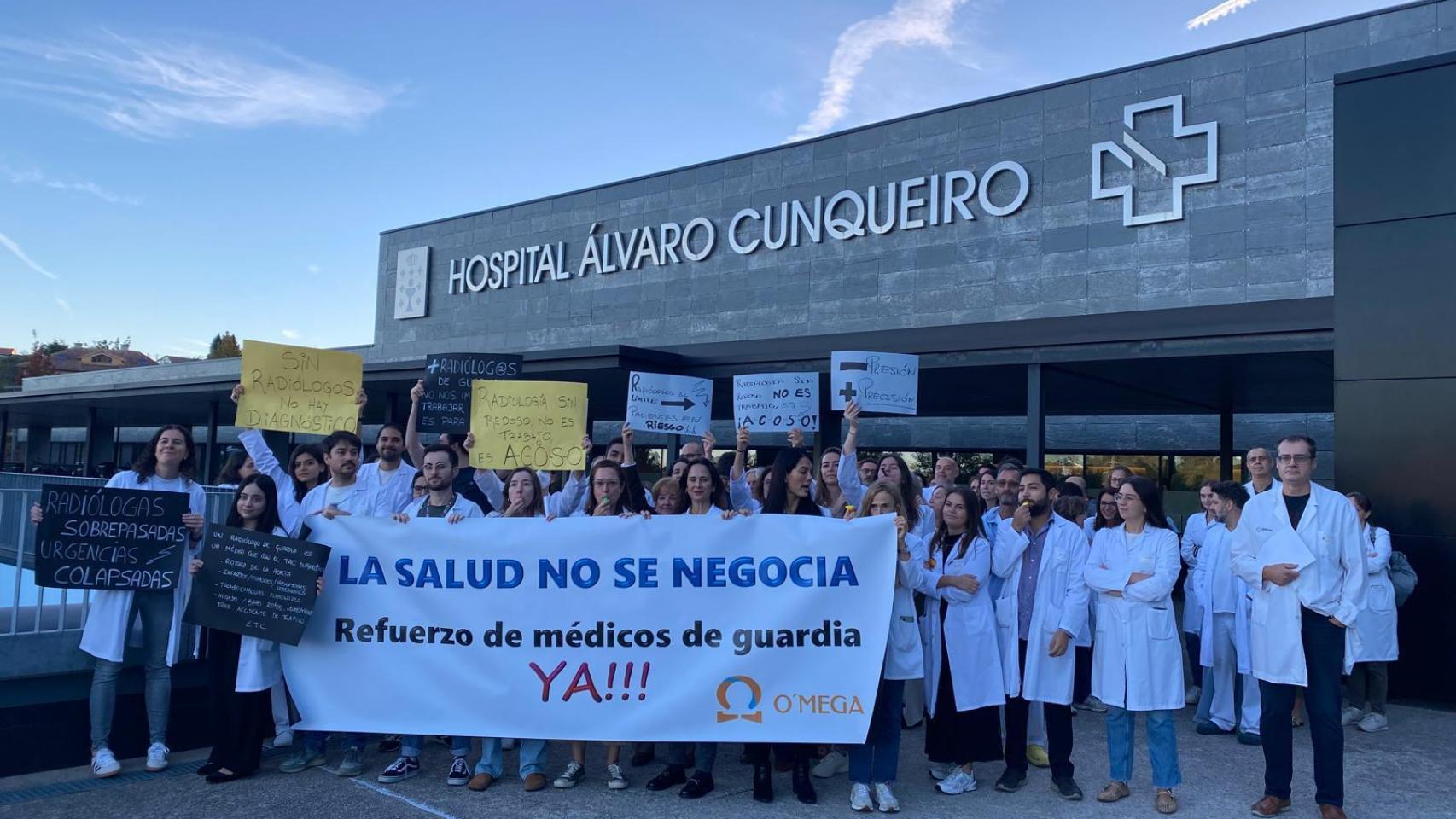 Los radiólogos de guardia se manifiestan delante del Hospital Álvaro Cunqueiro