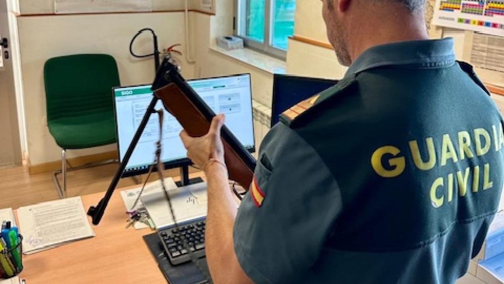 La escopeta de perdigones incautada por la Guardia Civil en la localidad palentina de Amusco