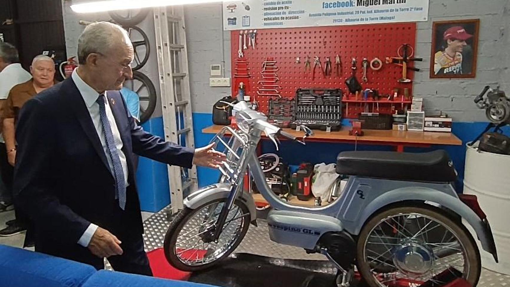 Francisco de la Torre con una Vespino.