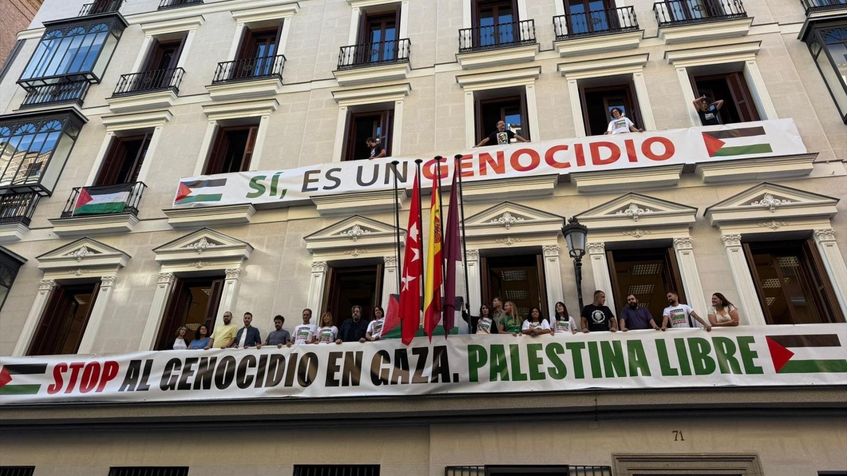 Más Madrid despliega una bandera de Palestina y pancartas en el Edificio de Grupos: Sí, es un genocidio.
