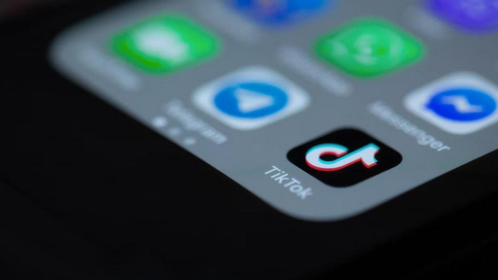 App de TikTok en un móvil