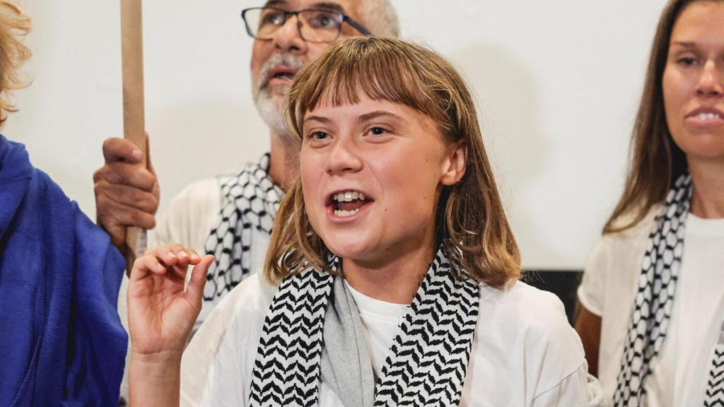 Greta Thunberg, miembro de la Global Sumud Flotilla, realiza declaraciones en Atenas tras ser liberada por Israel.