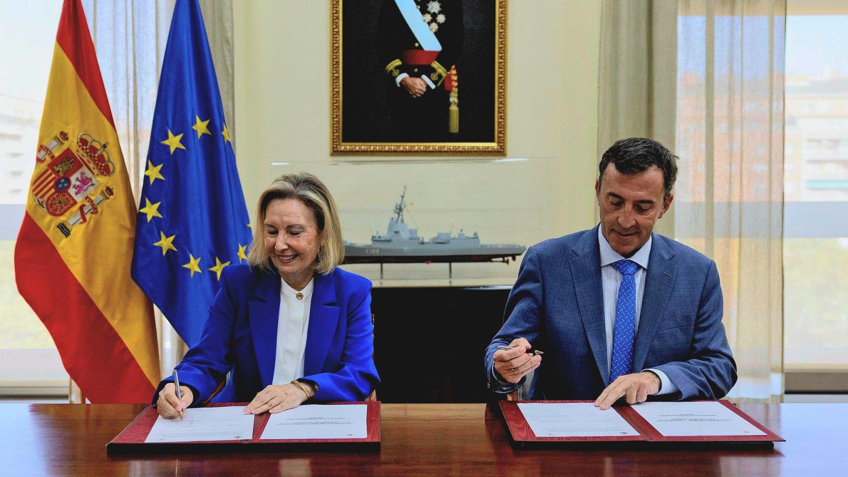 La secretaria de Estado de Defensa, Amparo Valcarce, y el presidente de Navantia, Ricardo Domínguez