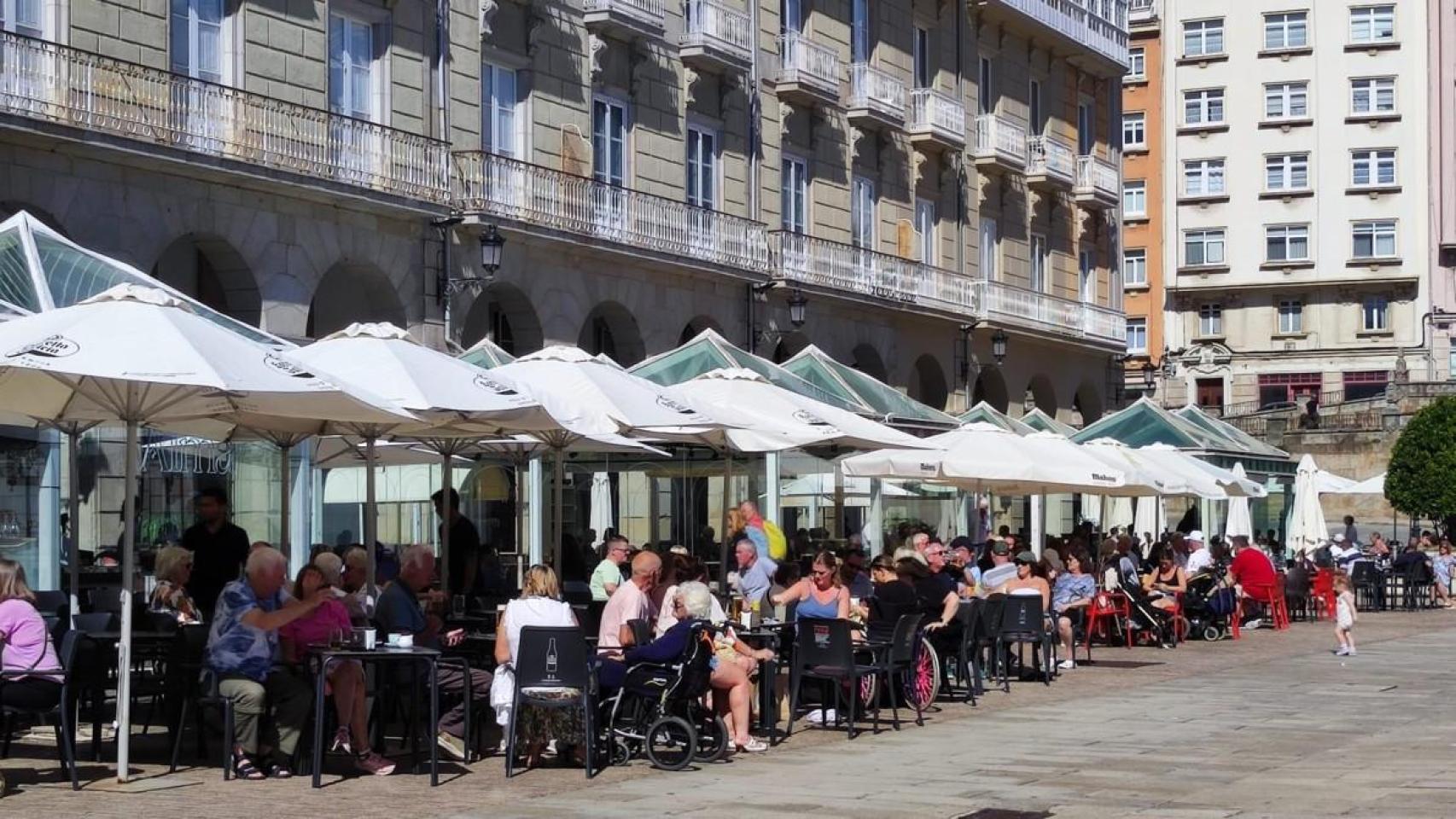 Turistas en la plaza de María Pita de A Coruña.