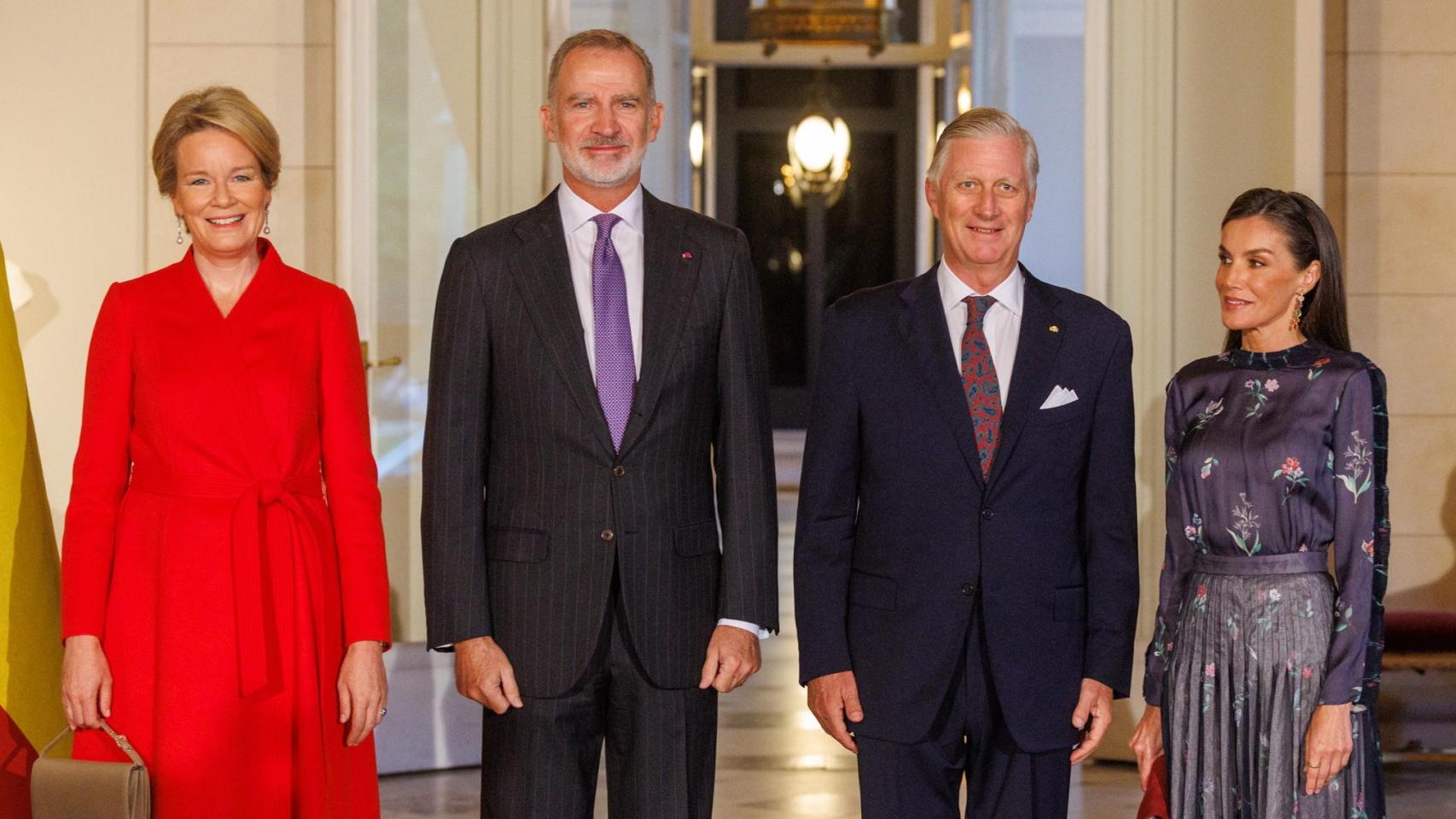 La reina Letizia rinde homenaje a Armani en Bruselas: el look de su reencuentro con Matilde de Bélgica
