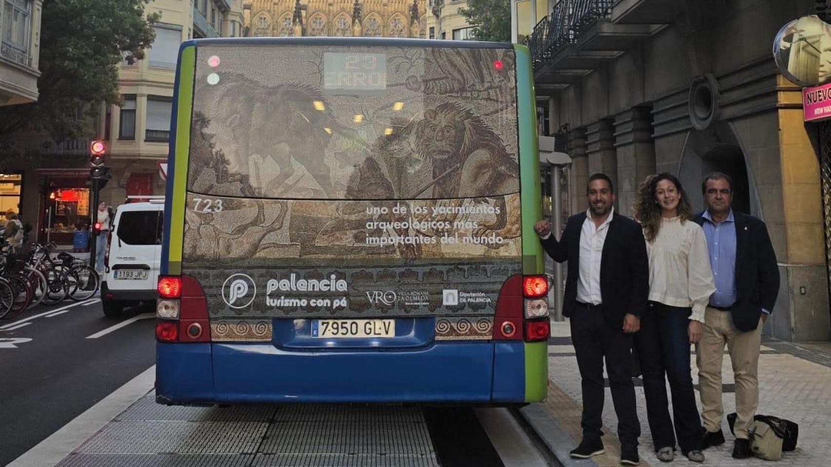 El autobús con la imagen de La Villa Romana La Olmeda