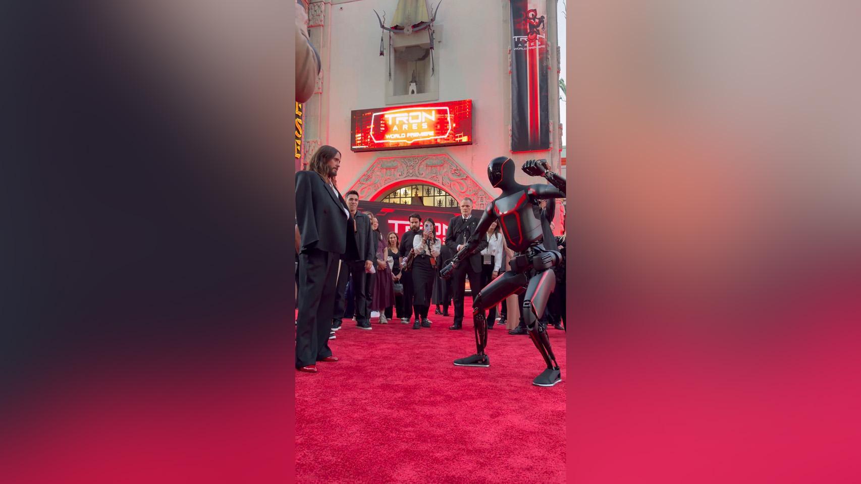 Imagen del encuentro entre el robot Optimus y Jared Leto.