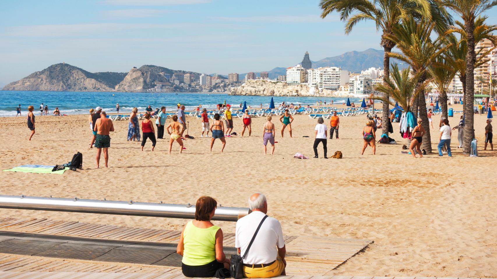 Dos jubilados, disfrutando de una playa de Benidorm.