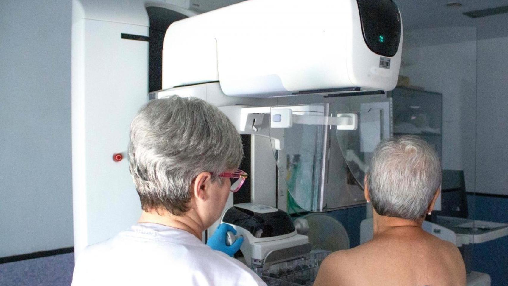 Una mujer se somete a una prueba para detectar el cáncer de mama.