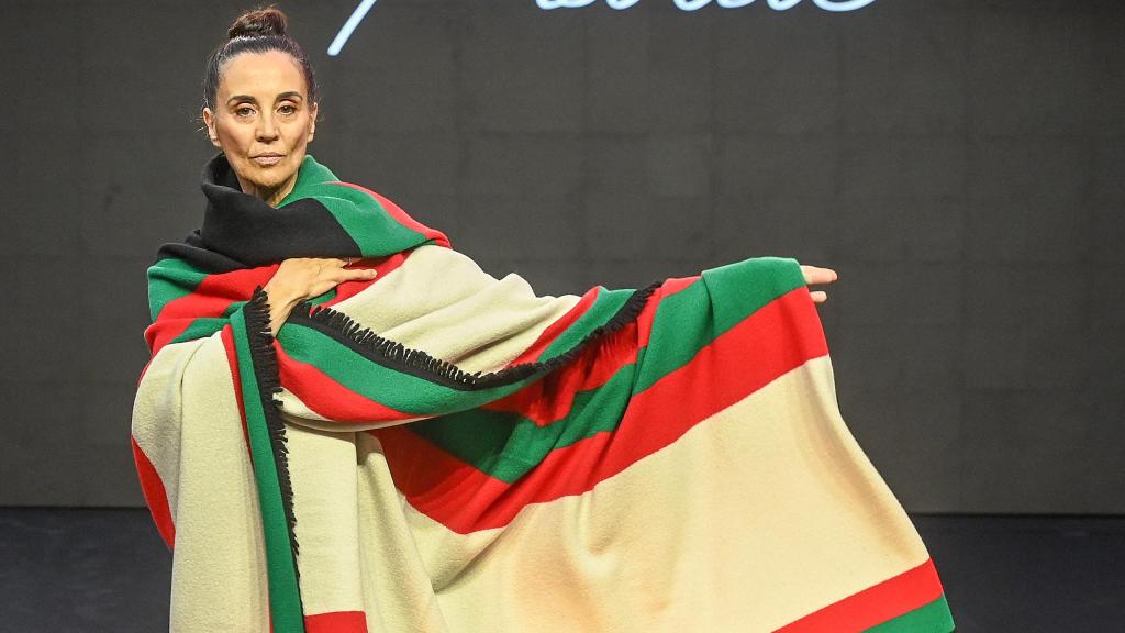 Modelo de Marae luce su reinterpretación de la manta zamorana en la III Pasarela ‘Uniendo Moda Castilla y León’