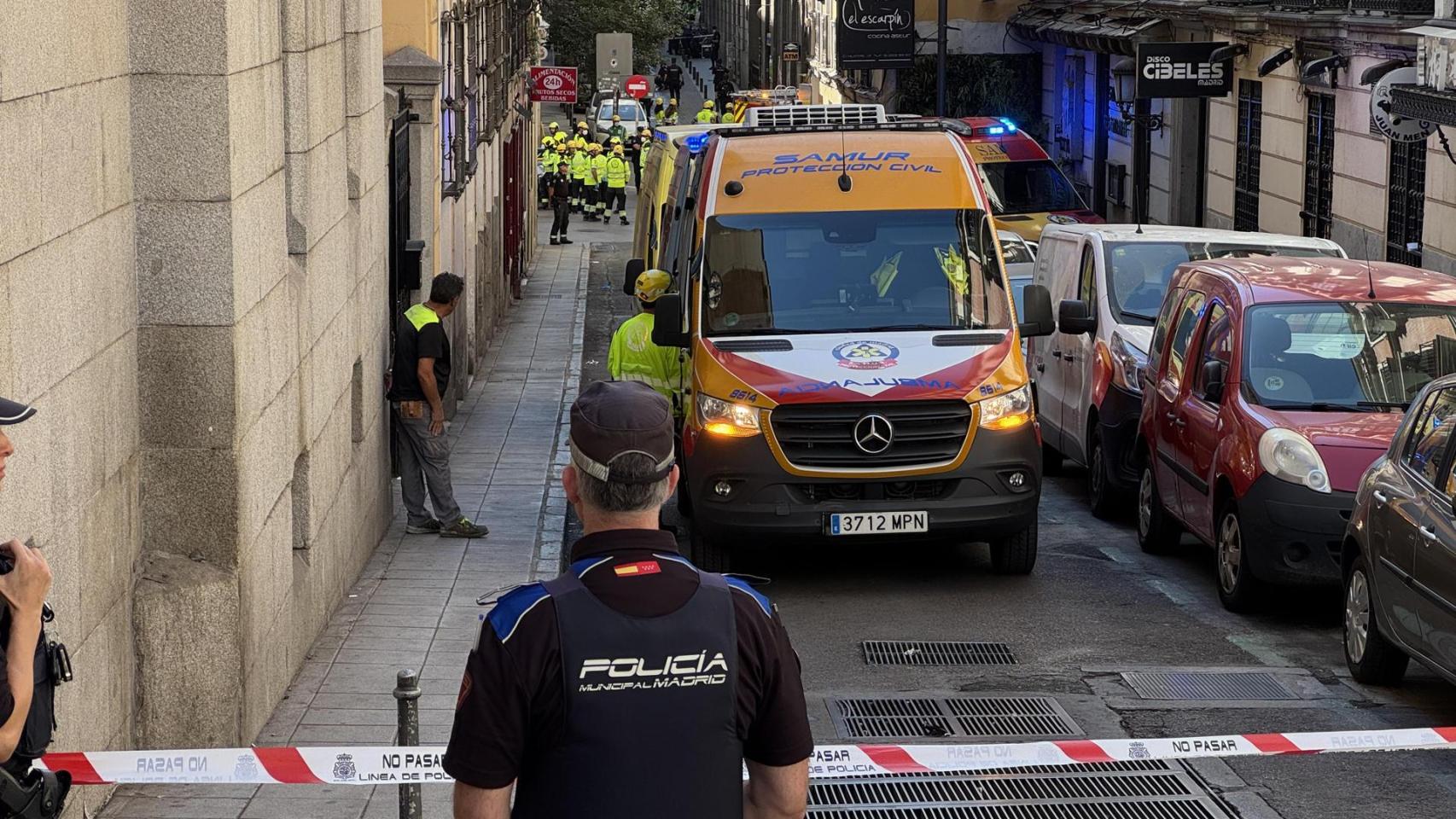 Los alrededores del derrumbe del forjado de un edificio en la calle Hileras, acordonados .
