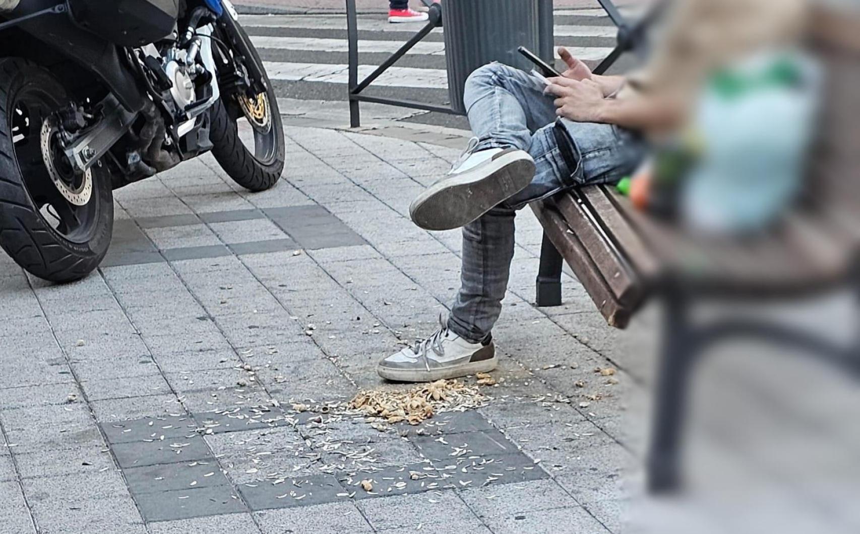Imagen de como dejó el suelo el hombre multado en Valladolid.