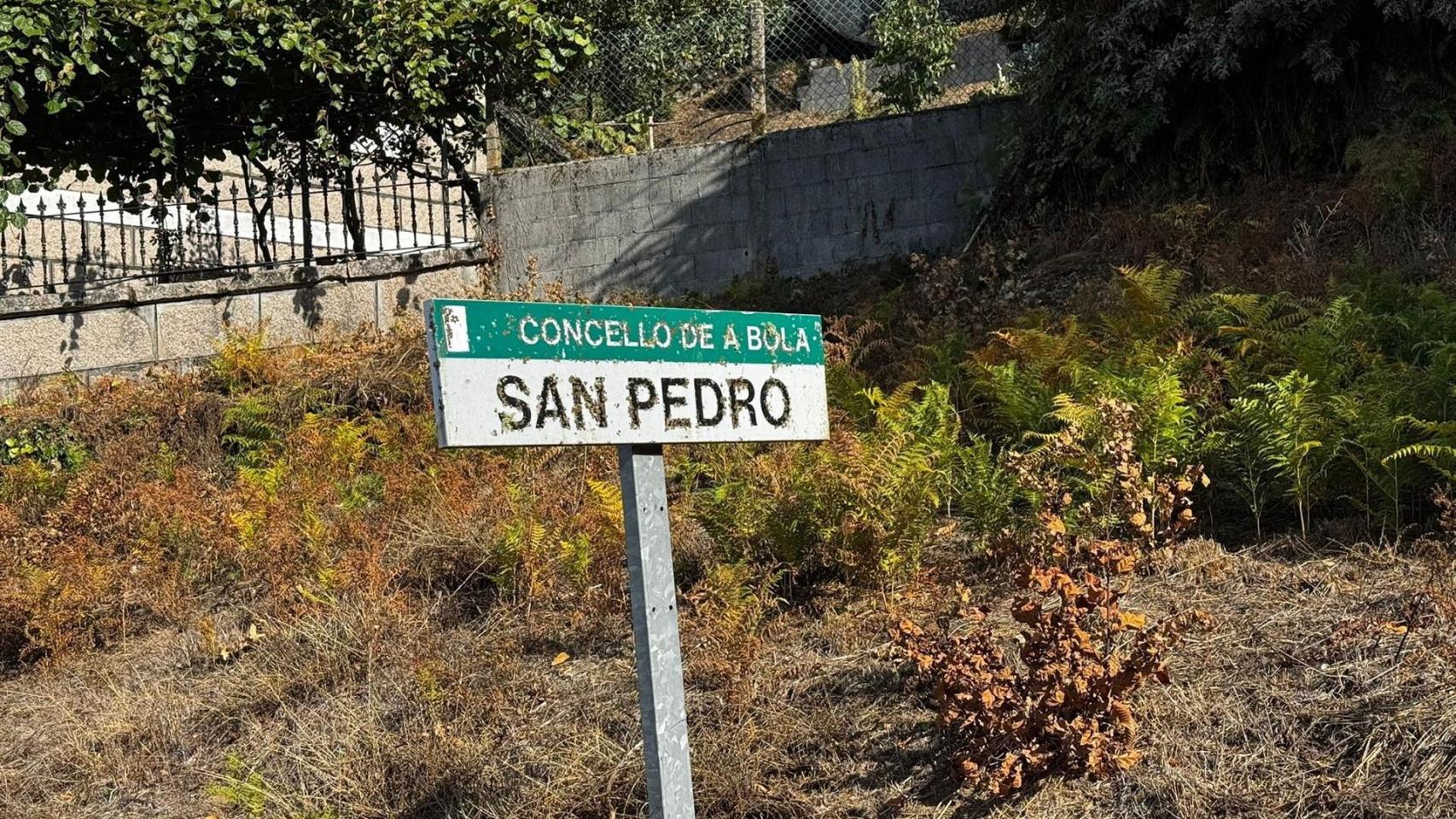 Cartel de entrada a la aldea de San Pedro, en A Bola (Ourense).