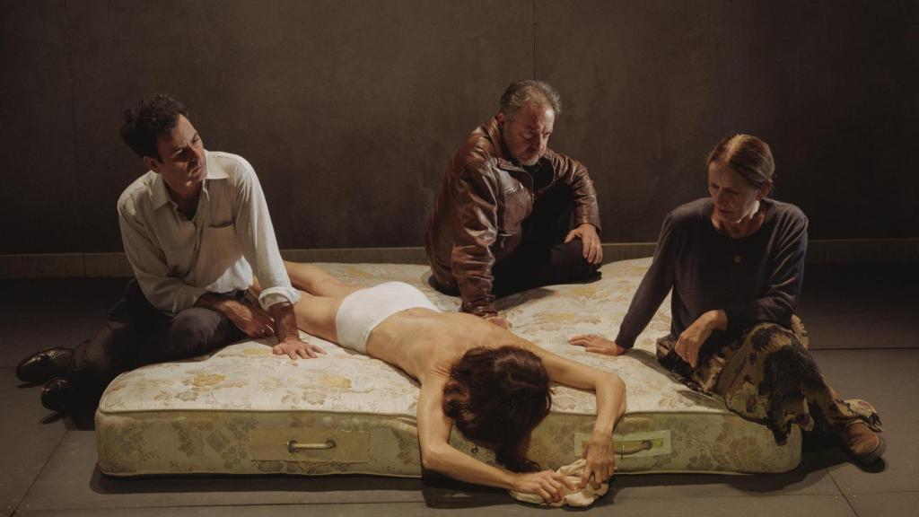 Daria Deflorian, Paolo Musio, Monica Piseddu y Gabriele Portoghese en 'La vegetariana'. Foto: Andrea Pizzalis