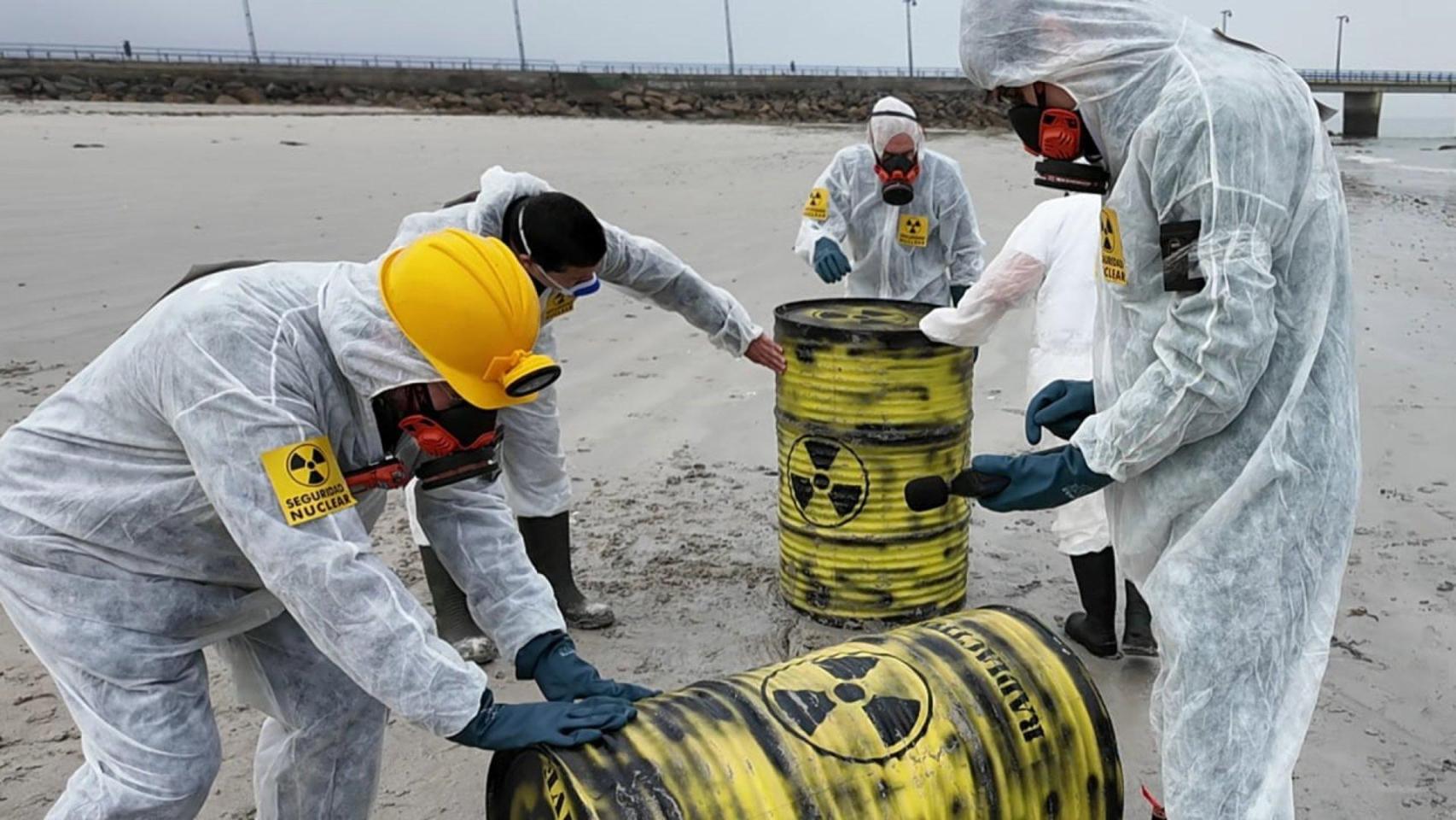 Ecoloxistas en Acción simula la aparición de bidones radiactivos en Vigo para alertar de este riesgo en la costa.