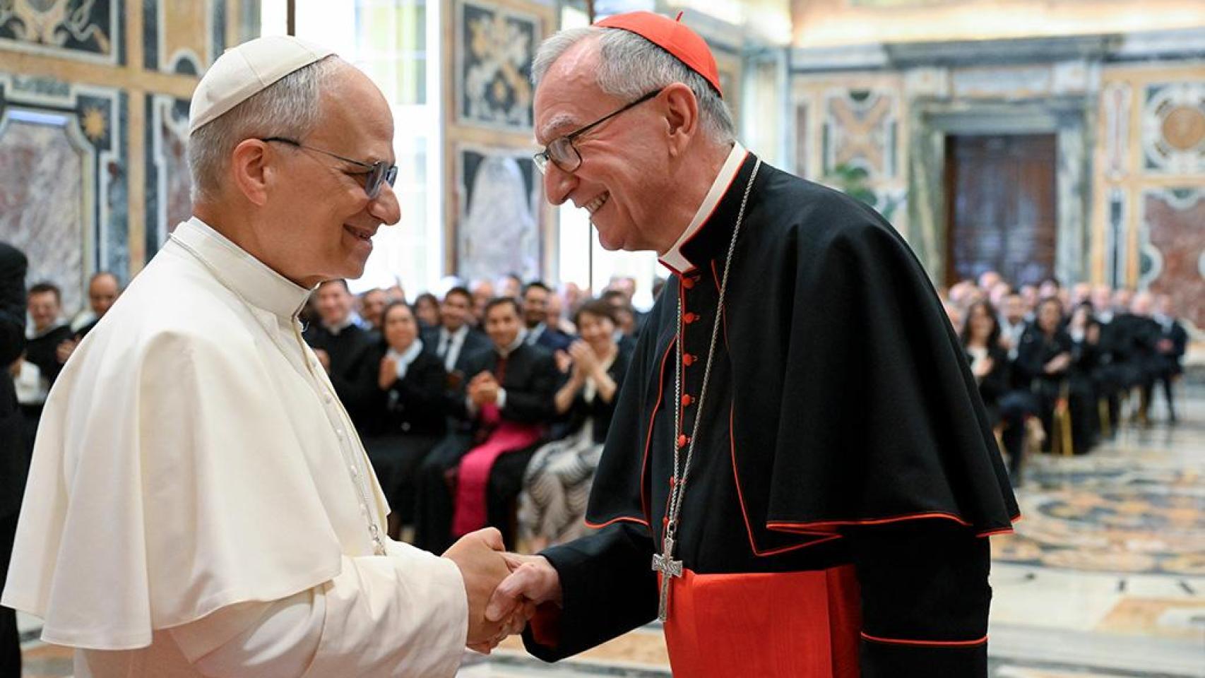 El papa León XIV saluda a su secretario de Estado, el cardenal Pietro Parolin.