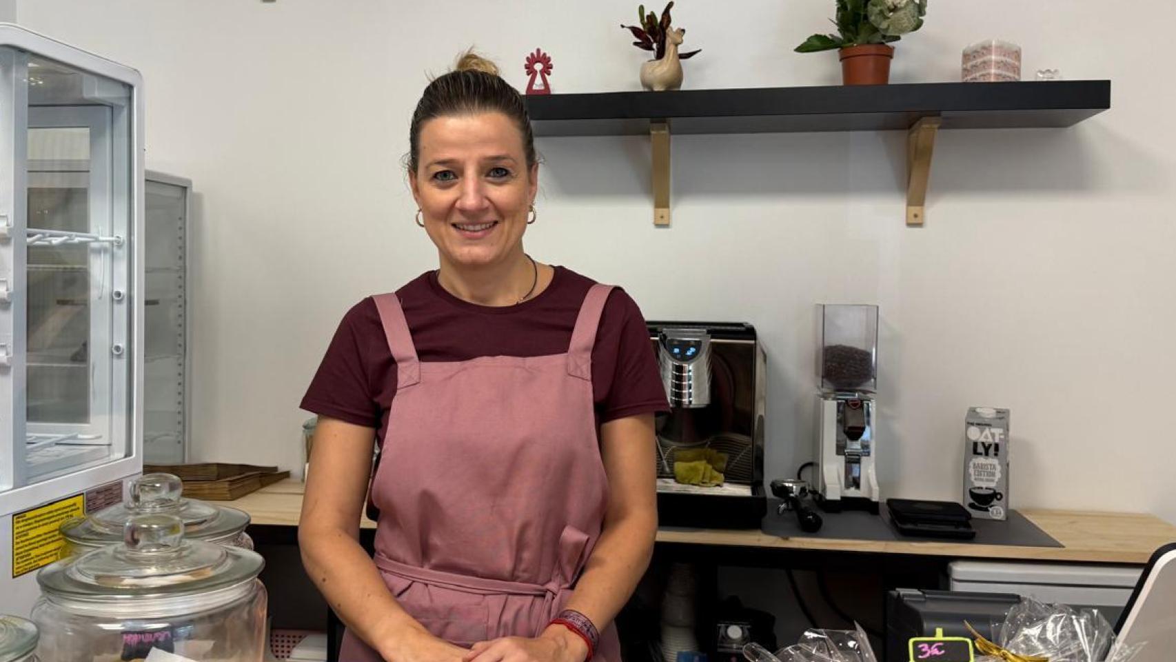 Leticia en la nueva pastelería.