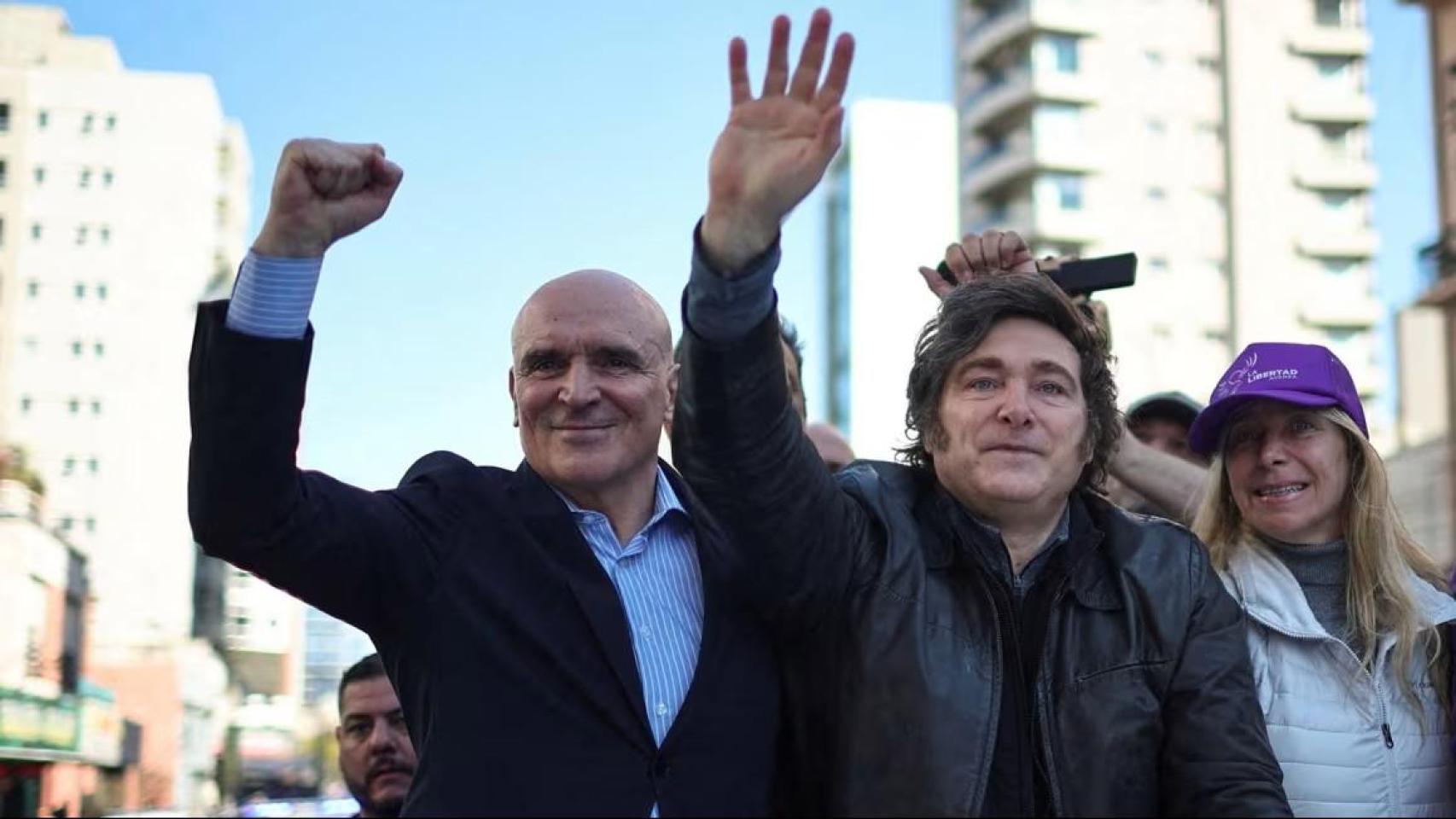 El presidente de Argentina, Javier Milei, en un recorrido de campaña junto a José Luis Espert, en la provincia de Buenos Aires, el pasado agosto.