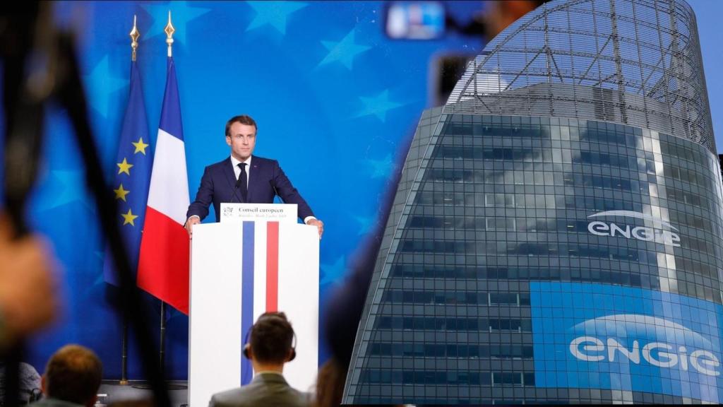 Fotomontaje del presidente francés, Emmanuel Macron, y la sede oficial de Engie.