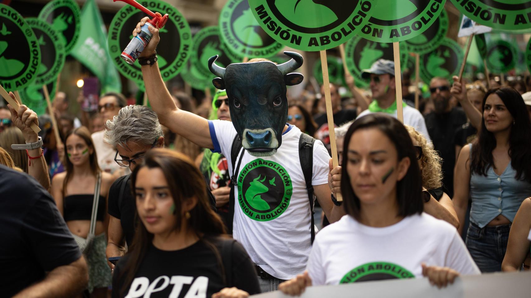 Decenas de personas durante la manifestación antitaurina Misión Abolición 2025