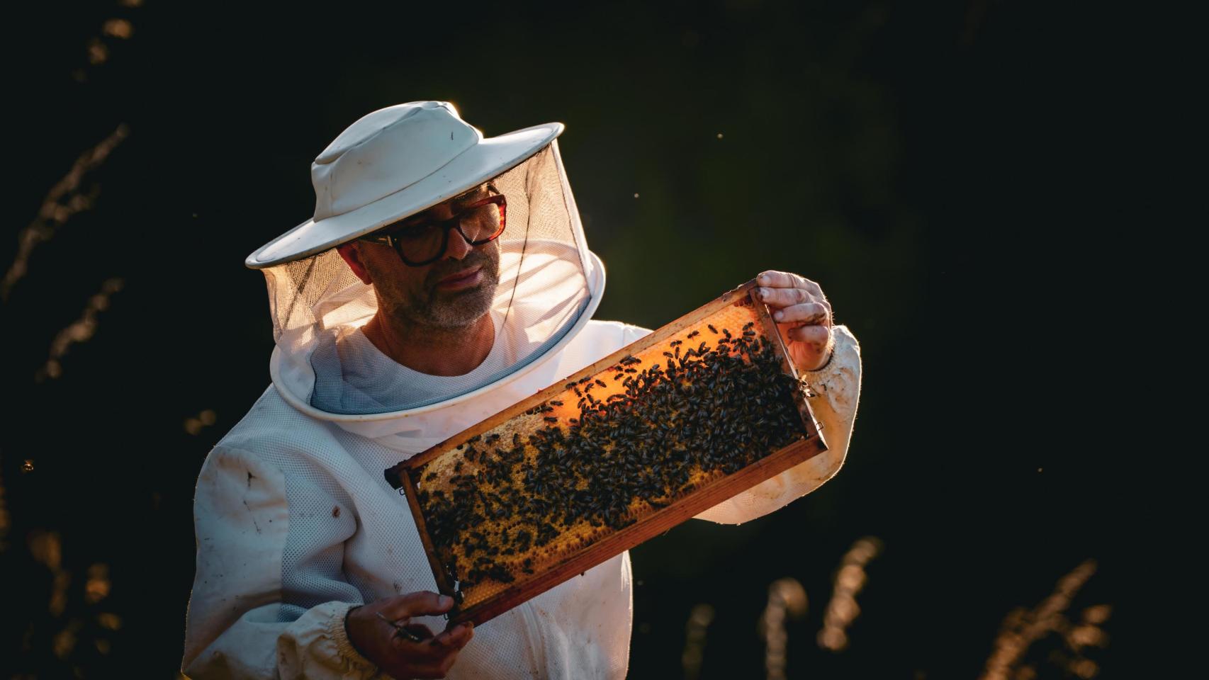 Martí Mascaró sosteniendo un panal.