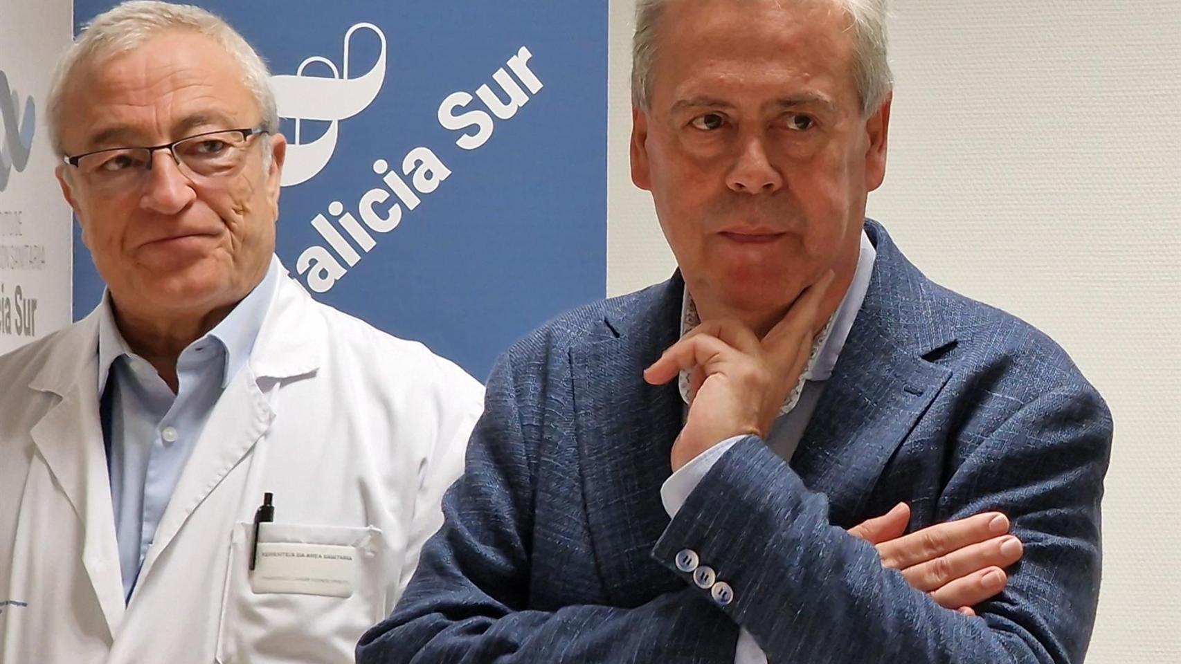 El gerente del Área Sanitaria de Vigo, Javier Puente, junto al conselleiro de Sanidade, Antonio Gómez Caamaño, esta mañana en Vigo.