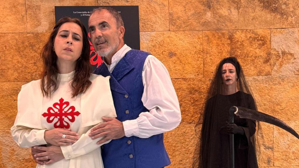 Algunos de los actores de Don Juan Tenorio, este martes, en la presentación del espectáculo en el Ayuntamiento de San Javier.